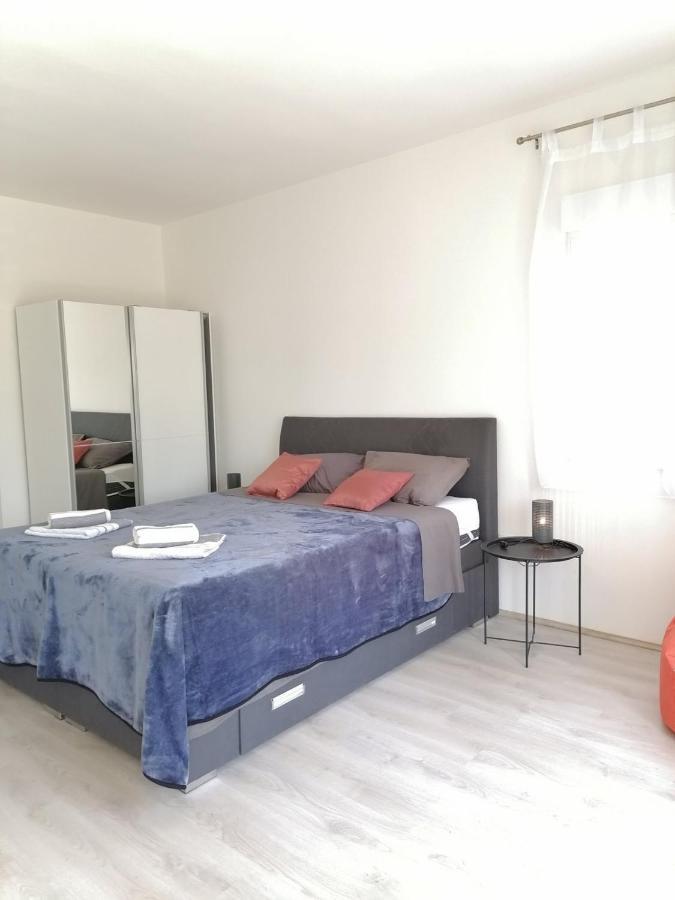 Leona Vidikovac, Apartman Pula