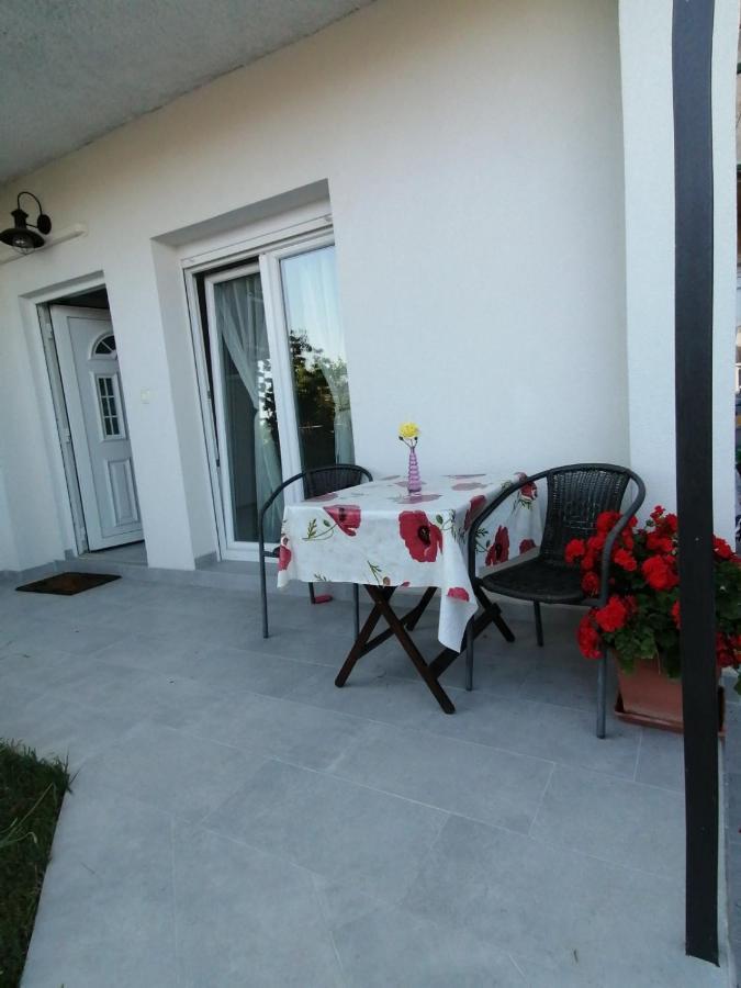 Leona Vidikovac, Apartman *