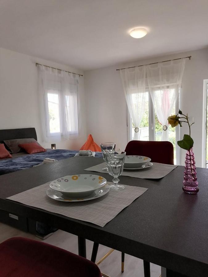 Leona Vidikovac, Apartman *