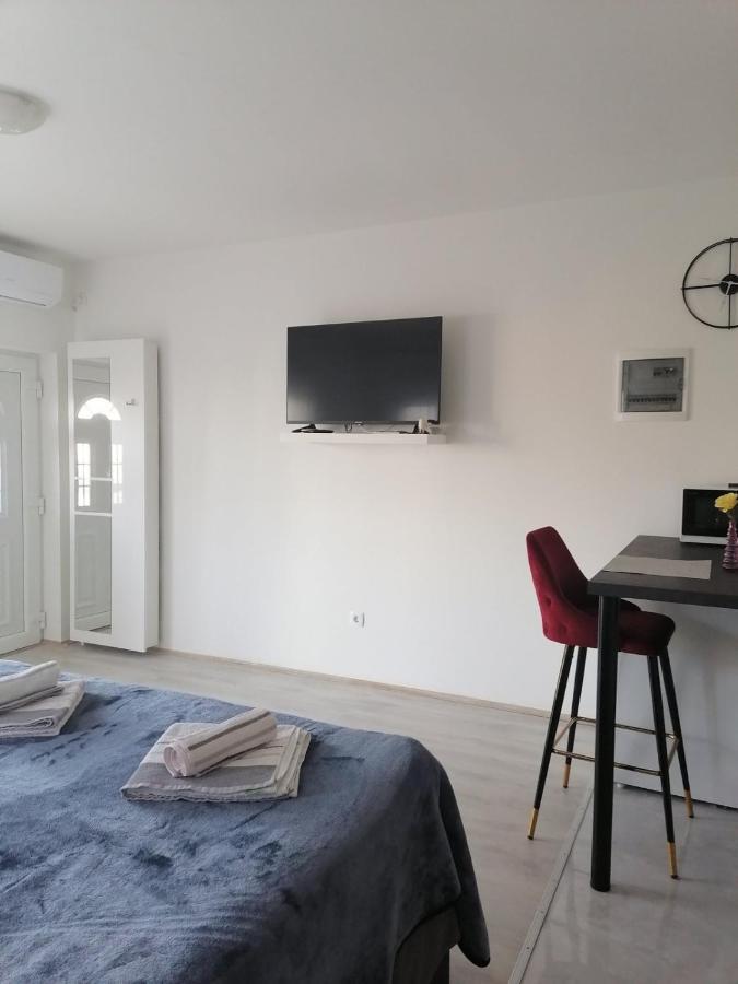 Leona Vidikovac, Apartman *